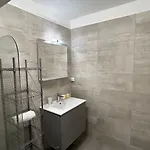 A083 - Modern & Bright - Center *